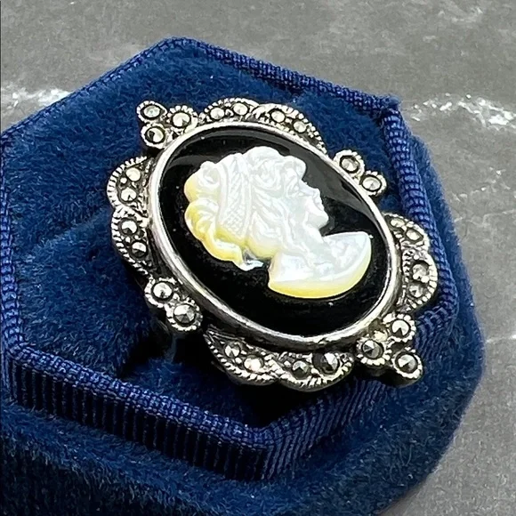 Vintage Sterling Mother of Pearl Cameo Black Onyx Ring - Picture 2 of 10